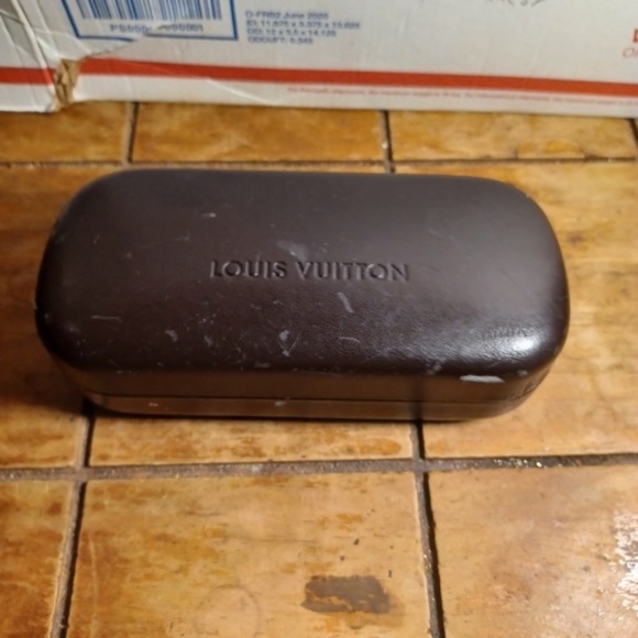 Louis Vuitton women's tortoise sunglasses - Picture 2 of 8